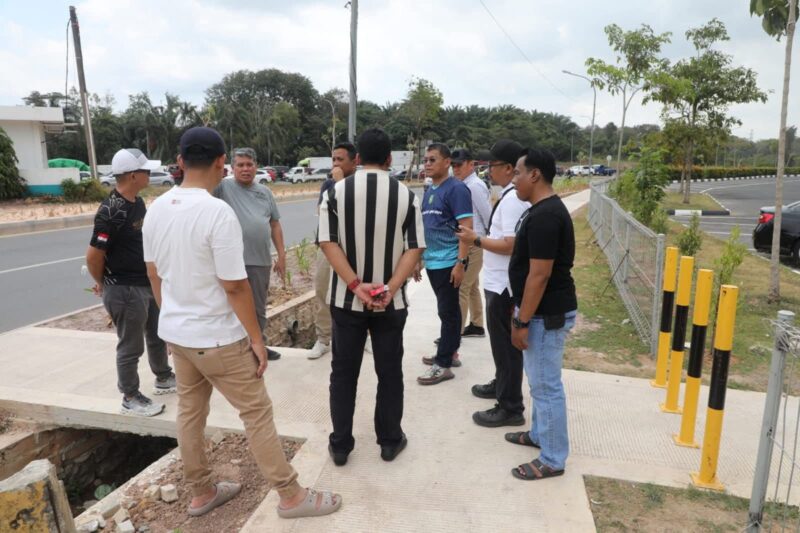 Sekretaris Daerah Kota Batam, Firmansyah, meninjau langsung kondisi saluran drainase di kawasan Simpang K-Square, Sabtu (7/2/2026). Foto: INIKEPRI.COM/Media Center Batam