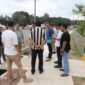 Sekretaris Daerah Kota Batam, Firmansyah, meninjau langsung kondisi saluran drainase di kawasan Simpang K-Square, Sabtu (7/2/2026). Foto: INIKEPRI.COM/Media Center Batam 