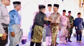 Wali Kota Batam Amsakar Achmad secara resmi membuka Musabaqah Tilawatil Qur’an dan Hadits (MTQH) XXXIV serta Bazar TP-PKK Tingkat Kecamatan Lubukbaja, yang dipusatkan di halaman Kantor Camat Lubukbaja, Sabtu (7/2/2026) malam. Foto: INIKEPRI.COM/Media Center Batam 