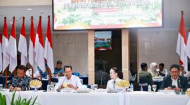 Wali Kota Batam, Amsakar Achmad, bersama Wakil Wali Kota Batam, Li Claudia Chandra, memimpin rapat bersama Forum Koordinasi Pimpinan Daerah (Forkopimda) Kota Batam di Aula Engku Hamidah, Kantor Wali Kota Batam. Foto: INIKEPRI.COM/Media Center Batam 
