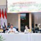 Wali Kota Batam, Amsakar Achmad, bersama Wakil Wali Kota Batam, Li Claudia Chandra, memimpin rapat bersama Forum Koordinasi Pimpinan Daerah (Forkopimda) Kota Batam di Aula Engku Hamidah, Kantor Wali Kota Batam. Foto: INIKEPRI.COM/Media Center Batam 
