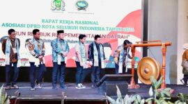 Wali Kota Batam, Amsakar Achmad, membuka Rapat Kerja Nasional Asosiasi DPRD Kota Seluruh Indonesia (Rakernas ADEKSI) Tahun 2026 di Planet Holiday Hotel, Senin (9/2/2026). Foto: INIKEPRI.COM/Media Center Batam 