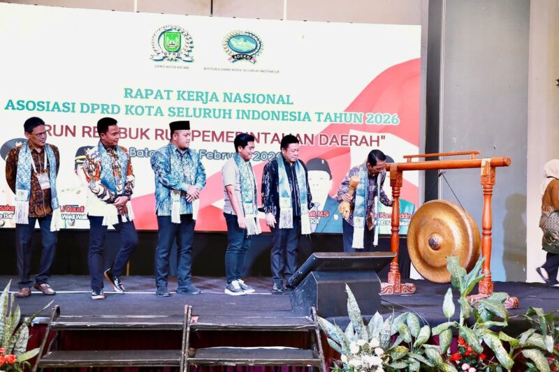 Wali Kota Batam, Amsakar Achmad, membuka Rapat Kerja Nasional Asosiasi DPRD Kota Seluruh Indonesia (Rakernas ADEKSI) Tahun 2026 di Planet Holiday Hotel, Senin (9/2/2026). Foto: INIKEPRI.COM/Media Center Batam 