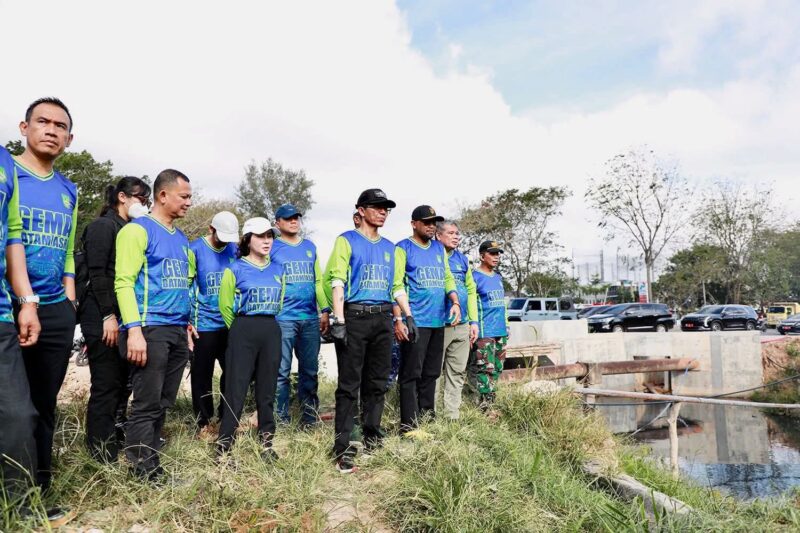 Wali Kota Batam, Amsakar Achmad, dan Wakil Wali Kota Batam, Li Claudia Chandra, memimpin Gerakan Masyarakat Batam Aman, Sehat, Resik, dan Indah (Gema Batam ASRI) 2026 yang dipusatkan di kawasan Simpang K-Square, Batamcentre, Rabu (11/2/2026). Foto: INIKEPRI.COM/Media Center Batam 