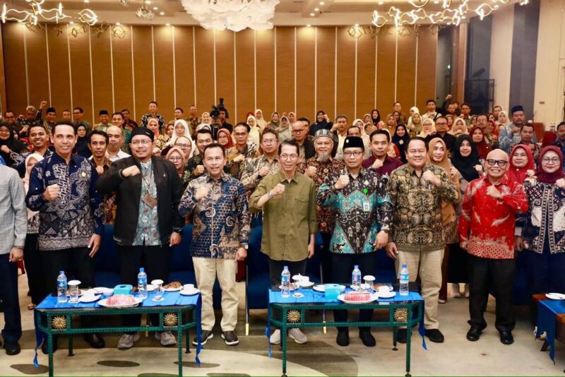 Wali Kota Batam, Amsakar Achmad, menerima penghargaan kategori Dukungan Pemerintah Daerah pada Program Makan Bergizi Gratis (MBG) dari Balai Penjaminan Mutu Pendidikan (BPMP) Kepulauan Riau. Foto: INIKEPRI.COM/Media Center Batam