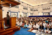 Wali Kota Batam, Amsakar Achmad, melaksanakan salat tarawih perdana Ramadan 1447 Hijriah bersama ribuan jamaah di Batam Centre. Foto: INIKEPRI.COM/Media Center Batam 