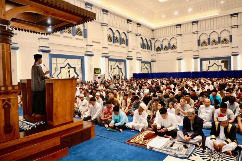 Wali Kota Batam, Amsakar Achmad, melaksanakan salat tarawih perdana Ramadan 1447 Hijriah bersama ribuan jamaah di Batam Centre. Foto: INIKEPRI.COM/Media Center Batam 