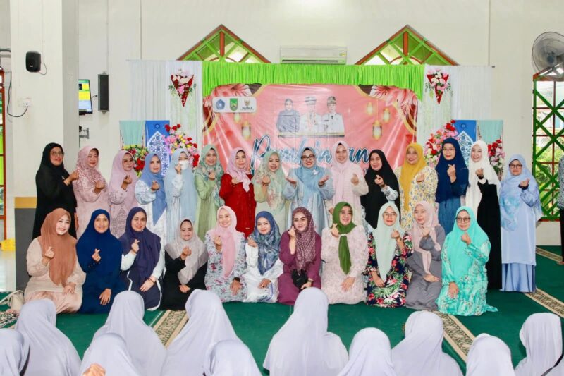 Erlita Sari saat kegiatan Pembinaan Akhlak Mulia di Perumahan Bumi Sakinah, Kecamatan Sagulung. Foto: INIKEPRI.COM/Media Center Batam 