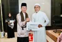 Wali Kota Batam Amsakar Achmad menyerahkan bantuan pembangunan masjid saat safari Ramadan di Kecamatan Batuaji. Foto: INIKEPRI.COM/Media Center Batam