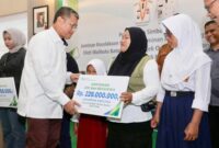 Penyerahan kartu kepesertaan dilakukan secara simbolis oleh Sekretaris Daerah Kota Batam, Firmansyah, kepada para peserta di PIH Batam Centre, belum lama ini. Foto: INIKEPRI.COM/Media Center Batam