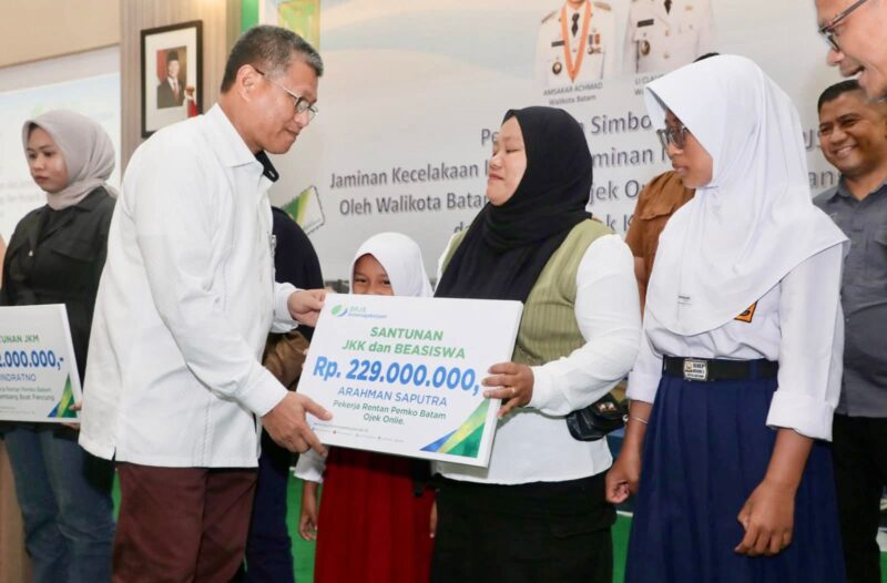 Penyerahan kartu kepesertaan dilakukan secara simbolis oleh Sekretaris Daerah Kota Batam, Firmansyah, kepada para peserta di PIH Batam Centre, belum lama ini. Foto: INIKEPRI.COM/Media Center Batam