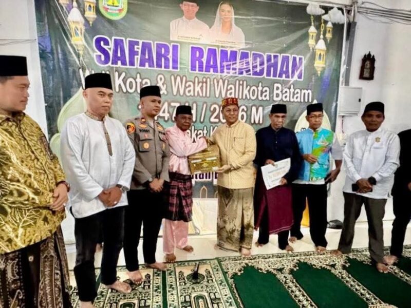 Sekretaris Daerah (Sekda) Kota Batam, Firmansyah, menghadiri Safari Ramadan di Masjid Nurul Taqwa, Pulau Panjang Barat, Setokok, Kecamatan Bulang. Foto: INIKEPRI.COM/Media Center Batam 