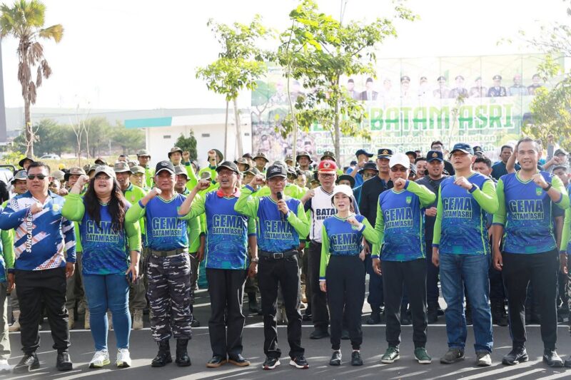 Wali Kota Batam Amsakar Achmad dan Wakil Wali Kota Batam Li Claudia Chandra saat gotong royong bersama. Foto: INIKEPRI.COM/Media Center Batam 
