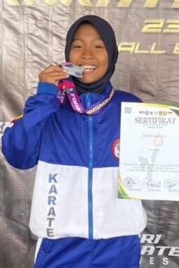 Ukir Prestasi di Kejuaraan Forki Kepri, Siswi MTsN Tanjungpinang Raih Medali Perak