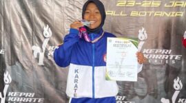 Siswi MTsN Tanjungpinang Arkayla Aisyah Ananda, meraih medali perak pada ajang Forki Kepri Championship 2026. Foto: INIKEPRI.COM