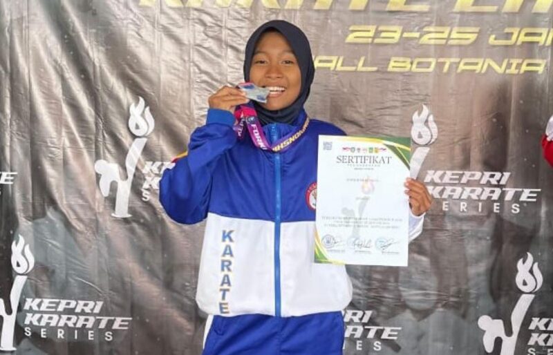 Siswi MTsN Tanjungpinang Arkayla Aisyah Ananda, meraih medali perak pada ajang Forki Kepri Championship 2026. Foto: INIKEPRI.COM