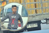 Pengemudi truk BP 8221 RO. Foto: Tangkapan Layar 