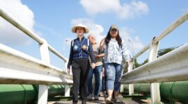 Selain mengecek progres perbaikan pipa distribusi air di Waduk Sei Ladi, Li Claudia juga ingin memastikan ketahanan air baku bagi masyarakat tetap terjaga, baik dari aspek kualitas, kuantitas atau debit air, hingga kontinuitas distribusi. Foto: INIKEPRI.COM/BP Batam 