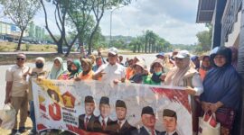 Sambut harlah Gerindra ke-18, Sekretaris DPC Partai Gerindra Kota Batam sekaligus Wakil Ketua I DPRD Batam, Aweng Kurniawan, turun langsung membagikan paket sembako kepada petugas kebersihan di Kecamatan Sekupang, Kamis (5/2/2026) pagi. Foto: INIKEPRI.COM