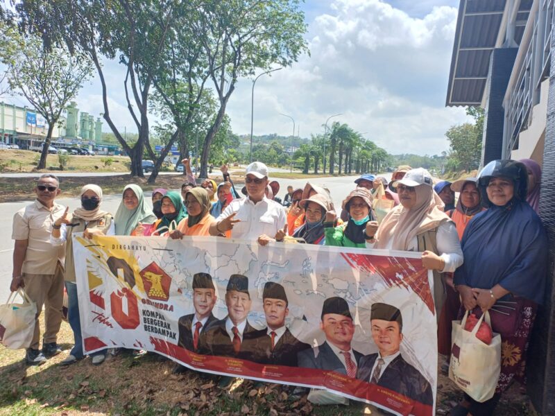 Sambut harlah Gerindra ke-18, Sekretaris DPC Partai Gerindra Kota Batam sekaligus Wakil Ketua I DPRD Batam, Aweng Kurniawan, turun langsung membagikan paket sembako kepada petugas kebersihan di Kecamatan Sekupang, Kamis (5/2/2026) pagi. Foto: INIKEPRI.COM