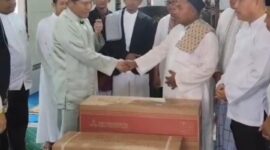 Ketua Dewan Pengarah KPDN Raja Mustakim menyerahkan bantuan berupa tiga unit pendingin ruangan (AC) untuk Masjid Al Kautsar, Desa Sepempang, Kabupaten Natuna, Jumat (6/2/2026) sore. Foto: Tangkapan Layar 