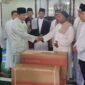 Ketua Dewan Pengarah KPDN Raja Mustakim menyerahkan bantuan berupa tiga unit pendingin ruangan (AC) untuk Masjid Al Kautsar, Desa Sepempang, Kabupaten Natuna, Jumat (6/2/2026) sore. Foto: Tangkapan Layar 