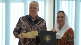 Bupati Natuna Cen Sui Lan bertukar cenderamata dengan Duta Besar Amerika Serikat untuk Indonesia, Peter Mark Haymond. Foto: INIKEPRI.COM/NatunaKab 