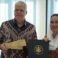 Bupati Natuna Cen Sui Lan bertukar cenderamata dengan Duta Besar Amerika Serikat untuk Indonesia, Peter Mark Haymond. Foto: INIKEPRI.COM/NatunaKab 