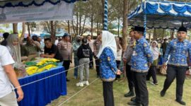 Bupati Natuna Cen Sui Lan meninjau Gerakan Pangan Murah. Foto: INIKEPRI.COM