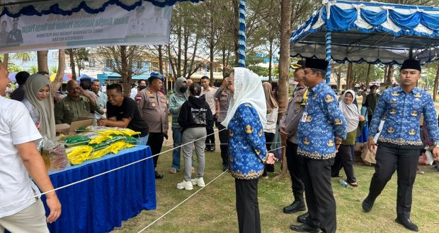 Bupati Natuna Cen Sui Lan meninjau Gerakan Pangan Murah. Foto: INIKEPRI.COM