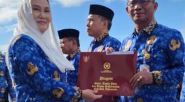 Bupati Natuna Cen Sui Lan menyerahkan Tanda Kehormatan Satya Lencana Karya Satya Tahun 2026 seusai apel pagi di kantor Bupati Natuna. Foto: INIKEPRI.COM