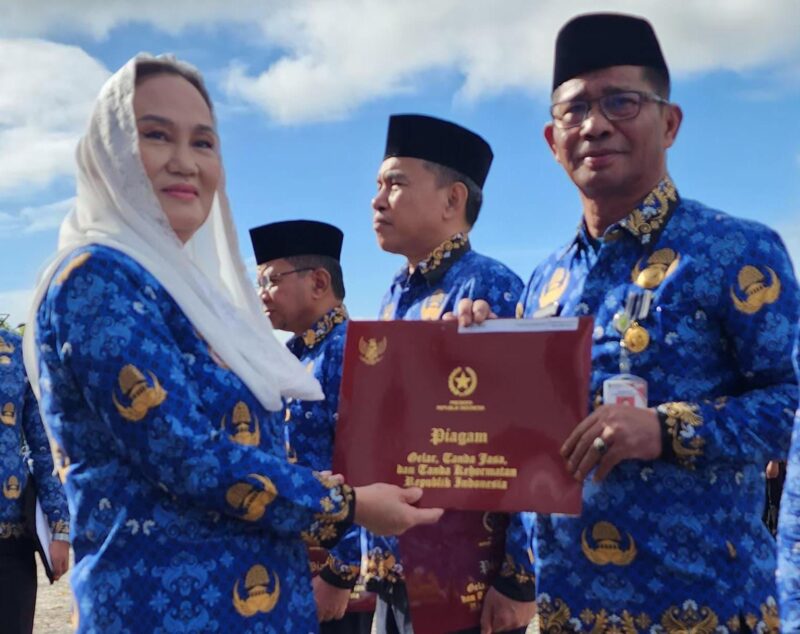 Bupati Natuna Cen Sui Lan menyerahkan Tanda Kehormatan Satya Lencana Karya Satya Tahun 2026 seusai apel pagi di kantor Bupati Natuna. Foto: INIKEPRI.COM