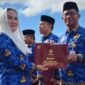 Bupati Natuna Cen Sui Lan menyerahkan Tanda Kehormatan Satya Lencana Karya Satya Tahun 2026 seusai apel pagi di kantor Bupati Natuna. Foto: INIKEPRI.COM