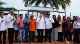 Bupati Natuna Cen Sui Lan, didampingi Wakil Bupati Jarmin, secara simbolis menyerahkan bantuan gerobak usaha kepada para pelaku UMKM di Kawasan Pantai Piwang, Rabu sore (11/2/2026). Foto: INIKEPRI.COM/NatunaKab 