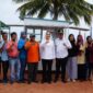 Bupati Natuna Cen Sui Lan, didampingi Wakil Bupati Jarmin, secara simbolis menyerahkan bantuan gerobak usaha kepada para pelaku UMKM di Kawasan Pantai Piwang, Rabu sore (11/2/2026). Foto: INIKEPRI.COM/NatunaKab 