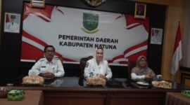 Bupati Natuna, Cen Sui Lan, mengikuti kegiatan SAKIP dan Zona Integritas (ZI) Award 2025 secara daring melalui ruang Zoom Meeting Kabupaten Natuna, Rabu (11/02/2026) pagi. Foto: INIKEPRI.COM/NatunaKab 