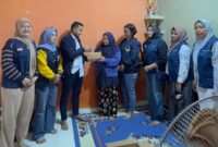 Pengurus DPW NasDem Kepri menyerahkan bantuan uang tunai sebesar Rp5 juta kepada Nely, istri almarhum pengemudi ojek online, di kediamannya di Batam Center, Selasa (17/2/2026), sebagai bentuk kepedulian dan empati terhadap keluarga yang ditinggalkan. Foto: INIKEPRI.COM