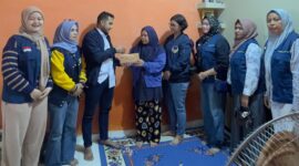 Pengurus DPW NasDem Kepri menyerahkan bantuan uang tunai sebesar Rp5 juta kepada Nely, istri almarhum pengemudi ojek online, di kediamannya di Batam Center, Selasa (17/2/2026), sebagai bentuk kepedulian dan empati terhadap keluarga yang ditinggalkan. Foto: INIKEPRI.COM