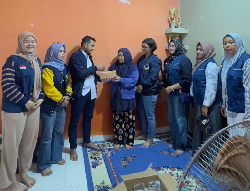 Pengurus DPW NasDem Kepri menyerahkan bantuan uang tunai sebesar Rp5 juta kepada Nely, istri almarhum pengemudi ojek online, di kediamannya di Batam Center, Selasa (17/2/2026), sebagai bentuk kepedulian dan empati terhadap keluarga yang ditinggalkan. Foto: INIKEPRI.COM