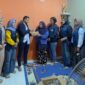 Pengurus DPW NasDem Kepri menyerahkan bantuan uang tunai sebesar Rp5 juta kepada Nely, istri almarhum pengemudi ojek online, di kediamannya di Batam Center, Selasa (17/2/2026), sebagai bentuk kepedulian dan empati terhadap keluarga yang ditinggalkan. Foto: INIKEPRI.COM