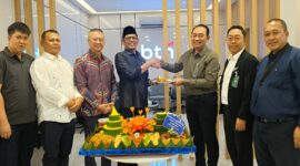 Branch Manager KC Batam Indrasakti Agung Nugroho, memberikan potongan tumpeng kepada ketua DPRD Kota Batam Muhammad Kamaluddin sebagai bentuk rasa syukur telah beroperasinya gedung baru KCP BTN Batuaji. Foto: INIKEPRI.COM