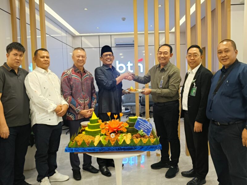 Branch Manager KC Batam Indrasakti Agung Nugroho, memberikan potongan tumpeng kepada ketua DPRD Kota Batam Muhammad Kamaluddin sebagai bentuk rasa syukur telah beroperasinya gedung baru KCP BTN Batuaji. Foto: INIKEPRI.COM