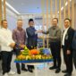 Branch Manager KC Batam Indrasakti Agung Nugroho, memberikan potongan tumpeng kepada ketua DPRD Kota Batam Muhammad Kamaluddin sebagai bentuk rasa syukur telah beroperasinya gedung baru KCP BTN Batuaji. Foto: INIKEPRI.COM