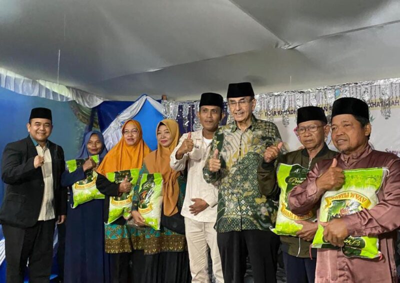 Pengasuh YASMA Syahrul Alim bersama Anggota DPD RI Ismeth Abdullah berfoto bersama pada Kegiatan Ramadhan Berkah Berbagi YASMA. Foto: INIKEPRI.COM