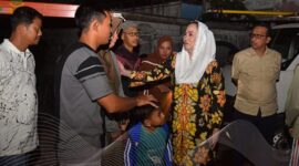 Bupati Natuna Cen Sui Lan langsung turun ke lokasi untuk meninjau kondisi pascakebakaran. Foto: INIKEPRI.COM