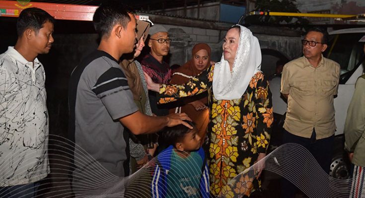 Bupati Natuna Cen Sui Lan langsung turun ke lokasi untuk meninjau kondisi pascakebakaran. Foto: INIKEPRI.COM