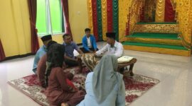 Dua mahasiswa Program Studi Hukum Keluarga Islam (HKI) Fakultas Syariah IAIN Pontianak, Raja Mohammad Yusup dan Roni, melaksanakan Praktik Pengalaman Lapangan (PPL) di Kantor Urusan Agama (KUA) Kecamatan Bunguran Timur, Kabupaten Natuna, Kepulauan Riau. Foto: INIKEPRI.COM
