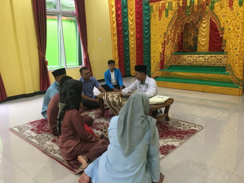 Dua mahasiswa Program Studi Hukum Keluarga Islam (HKI) Fakultas Syariah IAIN Pontianak, Raja Mohammad Yusup dan Roni, melaksanakan Praktik Pengalaman Lapangan (PPL) di Kantor Urusan Agama (KUA) Kecamatan Bunguran Timur, Kabupaten Natuna, Kepulauan Riau. Foto: INIKEPRI.COM