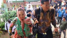 Raja Mustakim bersama istri Cen Sui Lan, yang merupakan Bupati Natuna. Foto: INIKEPRI.COM