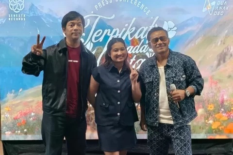 Penyanyi papan atas Judika membuka awal tahun 2026 dengan kejutan manis bagi para penikmat musik Tanah Air. Bersama Rian D’Masiv, ia merilis lagu terbaru berjudul “Terpikat pada Cinta”. Foto: Istimewa 